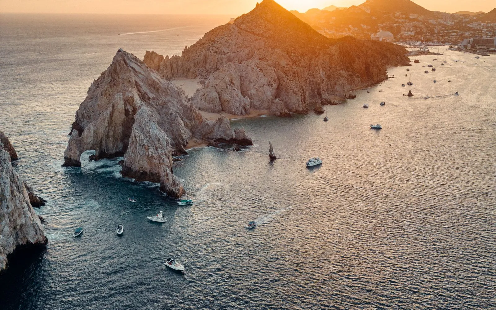 Vista aérea del Finisterra y el Arco al atardecer, Cabo San Lucas.