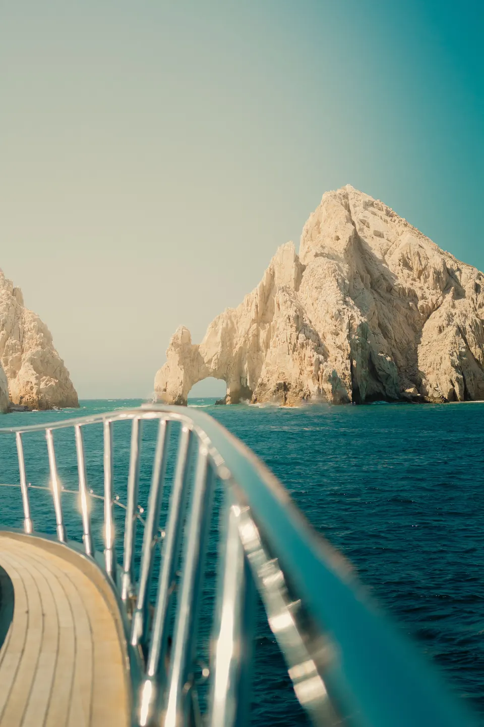 El Arco de Cabo San Lucas en el Finisterra, visto desde la proa de un yate.