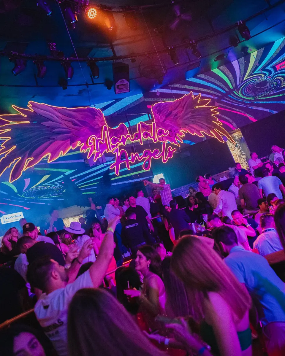 La pista llena de un club nocturno bajo luces de neón en Cabo San Lucas.